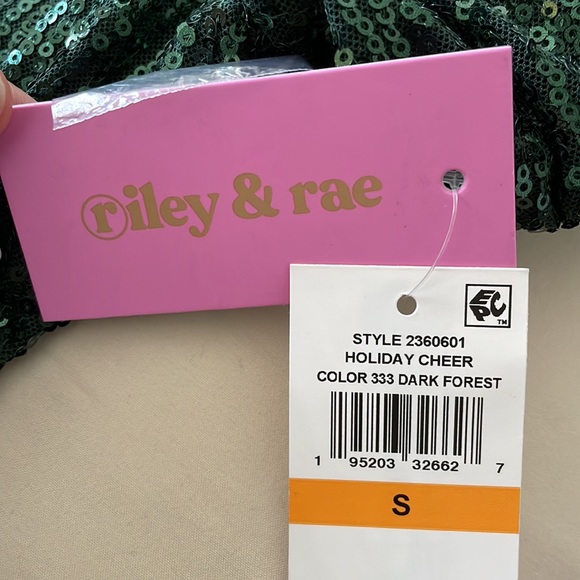 Riley & Rae sequins blouse 💚💚 - Picture 5 of 5